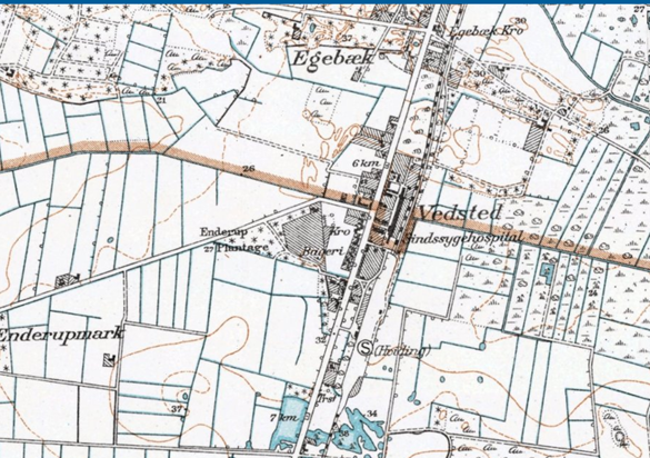 Dette kort fra 1. halvdel af 1900-tallet viser opdelingen af Egebæk-Hviding. Grænsen gik midt gennem byen og slog et lille sving syd om stationen, som var opdelt i en dansk og tysk halvdel. Byen hed dengang Vedsted, men skiftede senere navn, da landsbyerne Egebæk og Hviding voksede sammen. Kilde: Geodatastyrelsen.